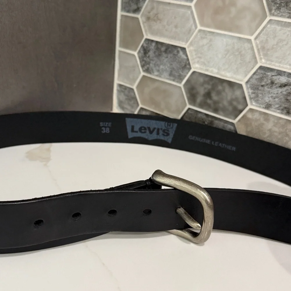 Men’s Levi’s black leather belt silvertone buckle